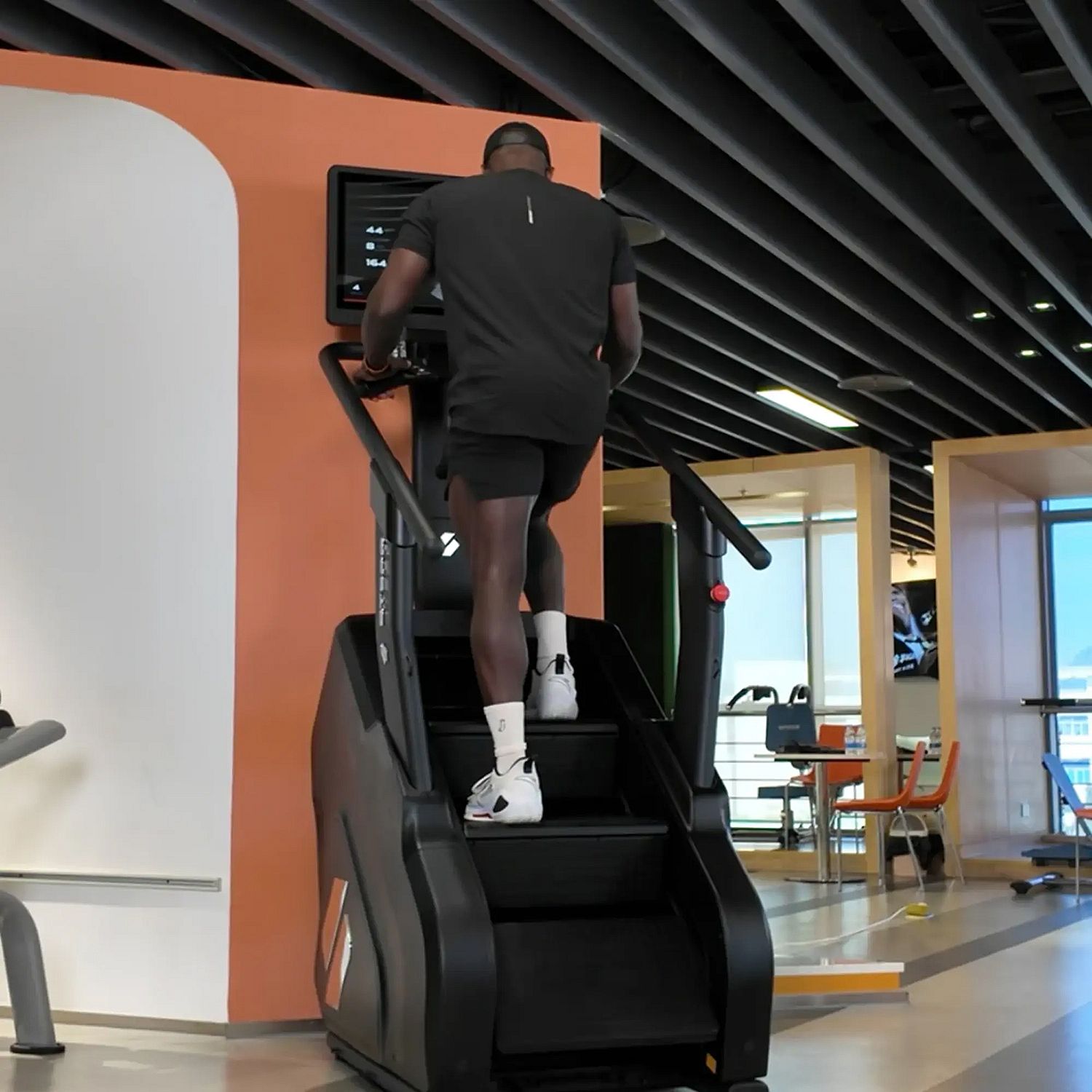 145706-STEPR-XL-Stair-Climber-27-HD-Touchscreen-afbeelding-3