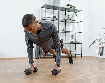 man-opdrukken-op-dumbbells-