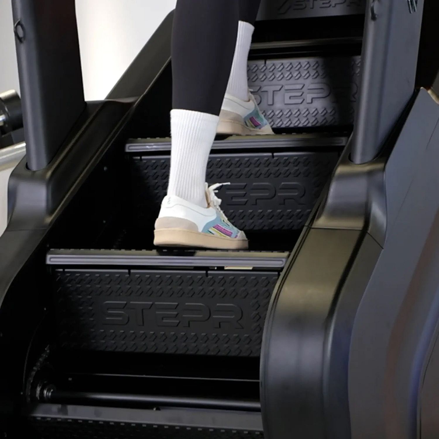 145706-STEPR-XL-Stair-Climber-27-HD-Touchscreen-afbeelding-5