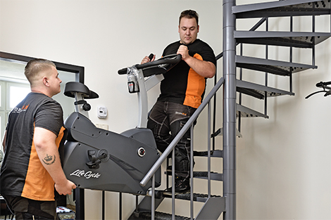 dani-en-gijs-hometrainer-trap-op-tillen.jpg