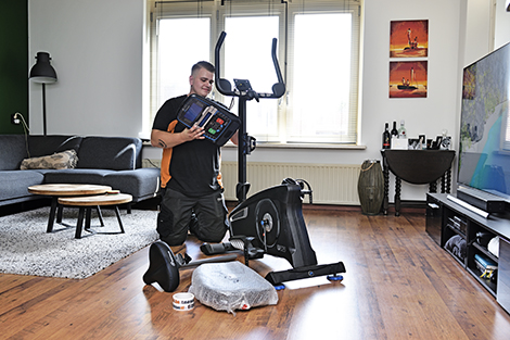 dani-monteur-hometrainer-in-elkaar-zetten.jpg