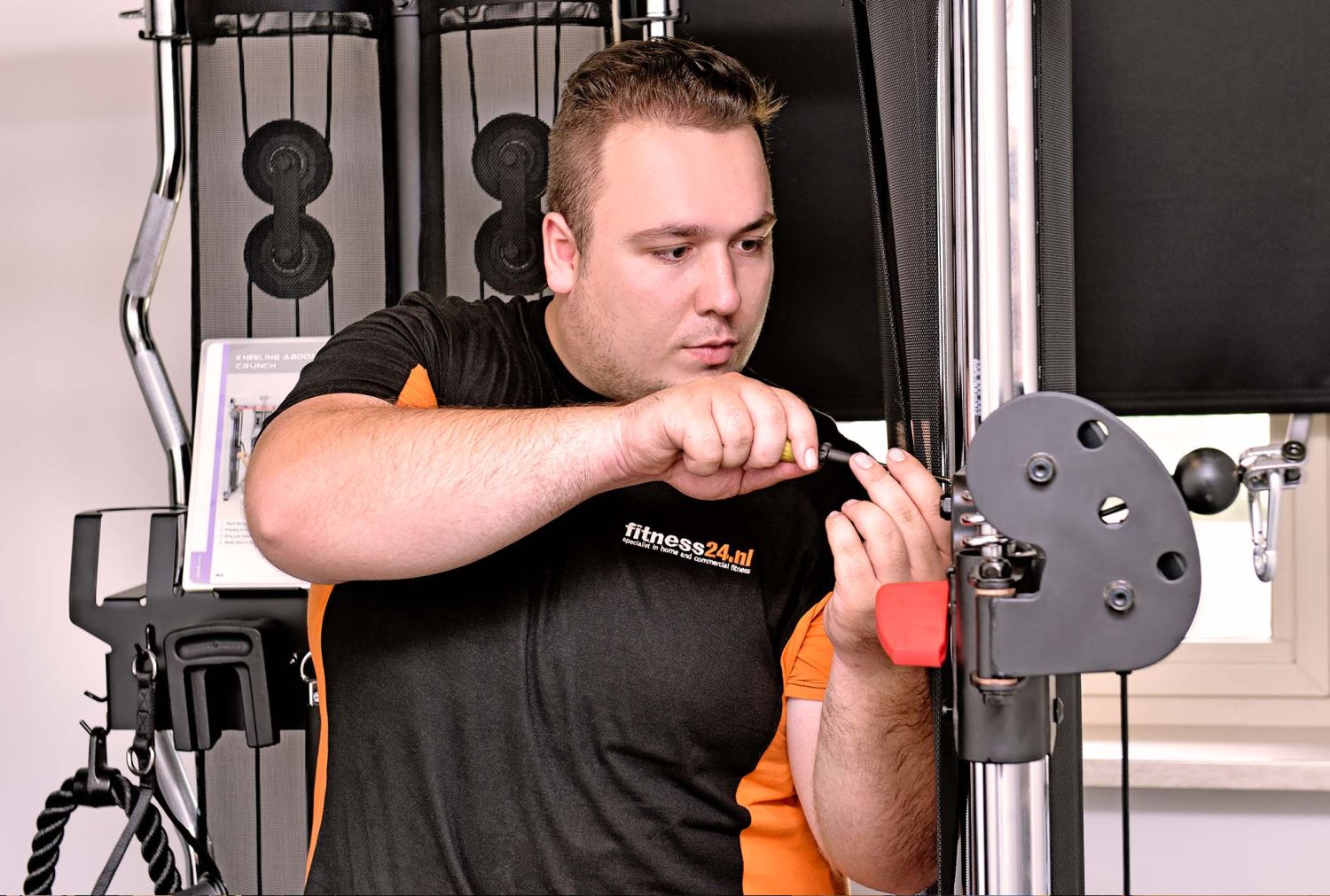 gijs-installatiemonteur-werkend-aan-fitnesstoestel.jpg