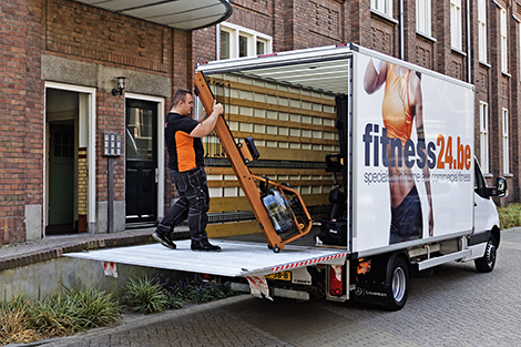 roeitrainer-uitladen-vrachtwagen.jpg