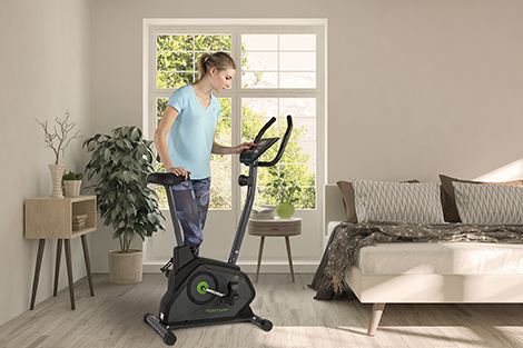 vrouw-in-slaapkamer-met-hometrainer.jpg