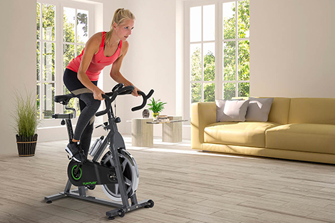 vrouw-op-spinningfiets-sportieve-zitpositie-in-woonkamer.jpg