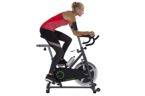 vrouw-op-spinningfiets-sportieve-zitpositie.jpg