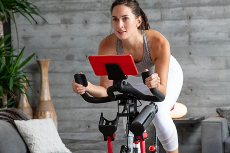 vrouw-spinnend-op-schwinn-800ic-spinningfiets.jpg
