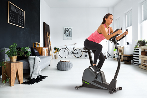 vrouw-trainen-op-hometrainer-in-huiskamer.jpg